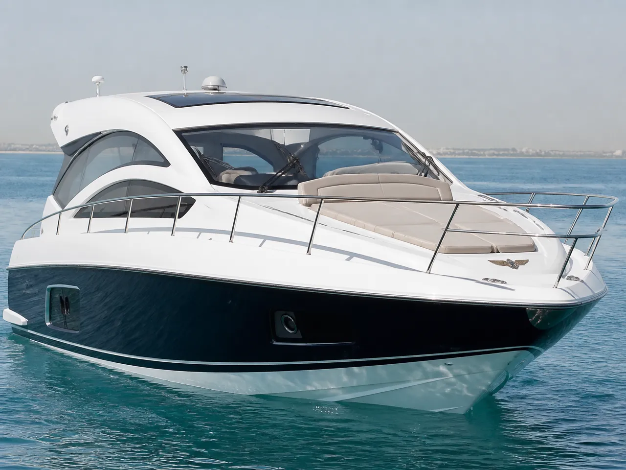 Gulf Craft Majesty 38 — front