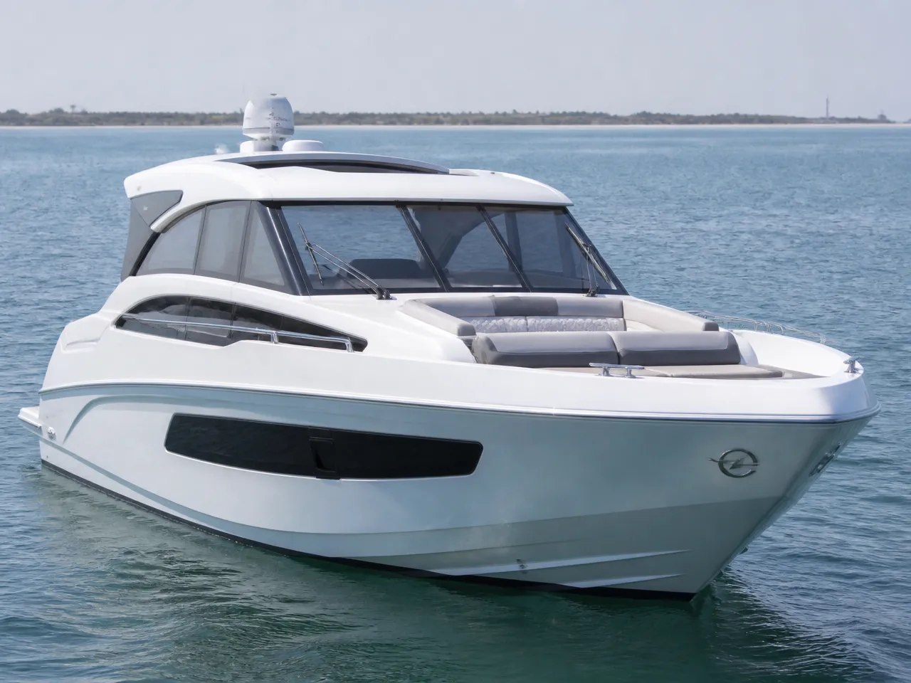 Gulf Craft Oryx 42 — спереди