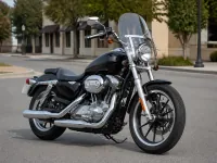 Harley-Davidson Sportster 883 SuperLow — सामने