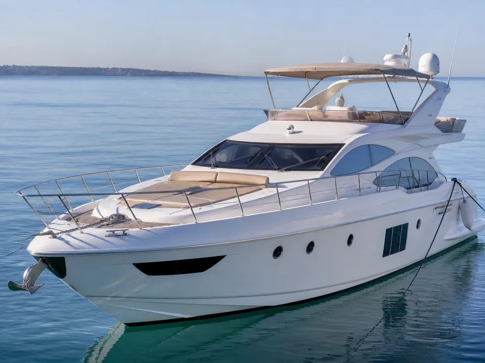 Azimut 67 ft