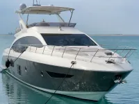 Azimut 70 ft — सामने