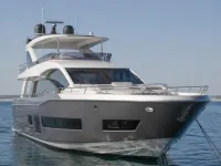 Azimut 75 ft — सामने