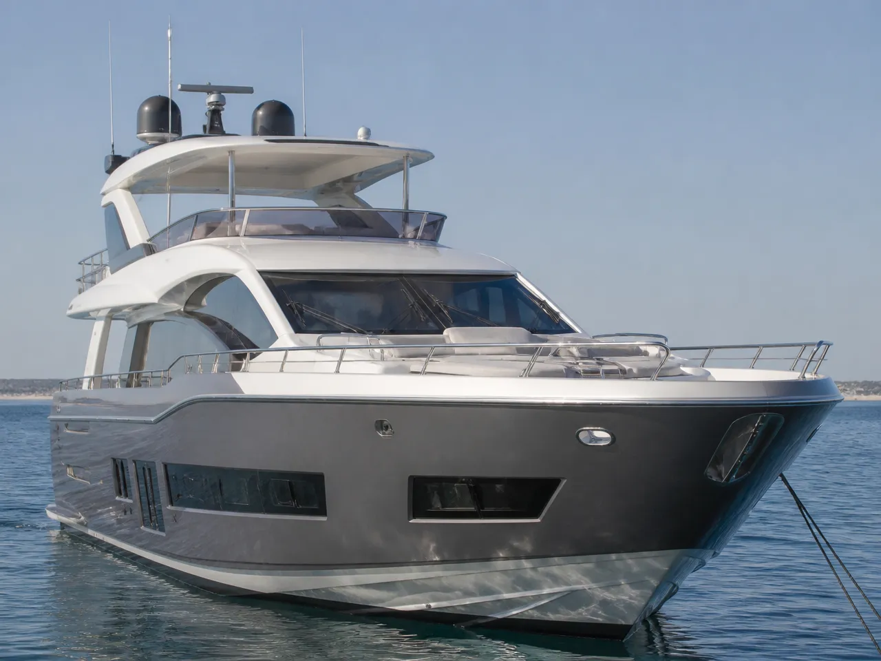 Azimut 75 ft — सामने