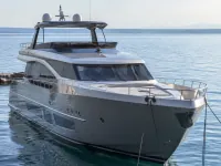Azimut 85 ft — सामने