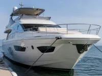 Azimut 90 ft — सामने