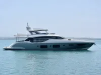 Azimut 90 ft — पार्श्व