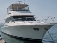 Hatteras 64 ft — सामने
