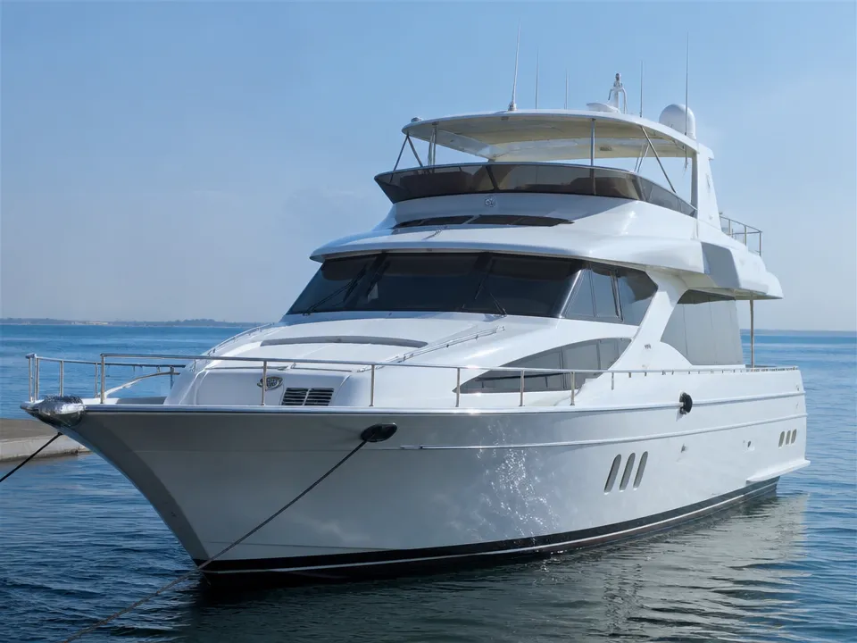 Hatteras 70 ft