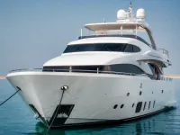 Majesty 110 ft — الأمام