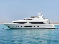 Majesty 110 ft — الجانب