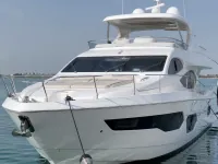 Majesty 65 ft — सामने