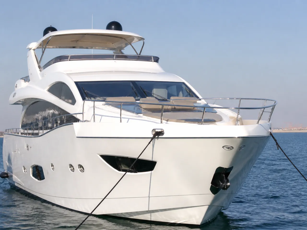 Majesty 70 ft — الأمام
