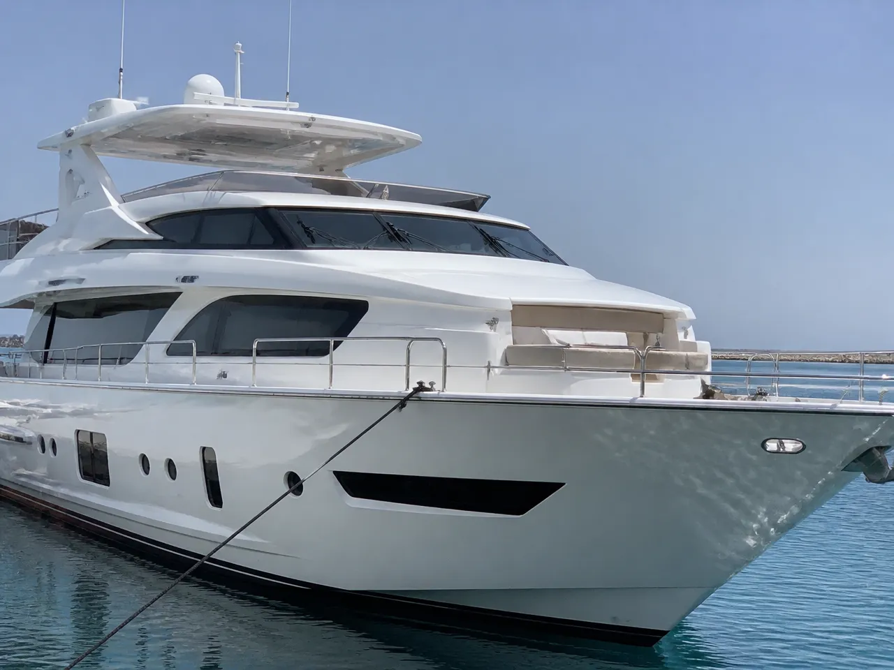 Majesty 90 ft — الأمام