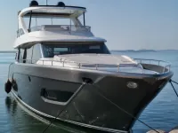 Nuvari 68 ft — الأمام