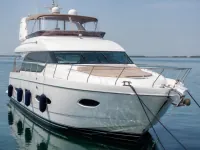 Princess 64 ft — الأمام