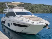 Azimut 68 Fly — спереди