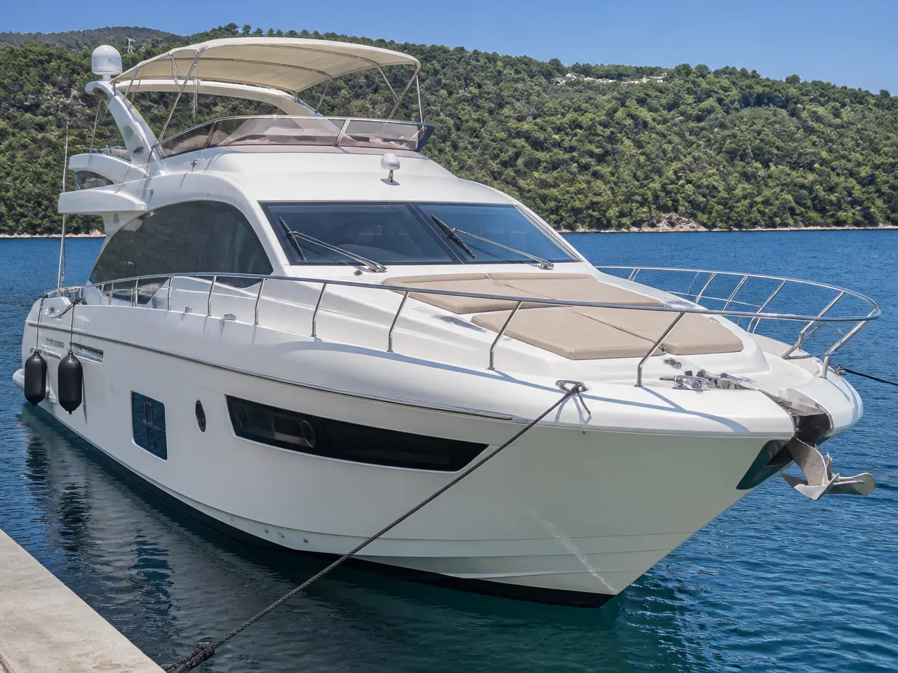 Azimut 68 Fly — الأمام