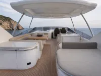 Azimut 68 Fly — деталь