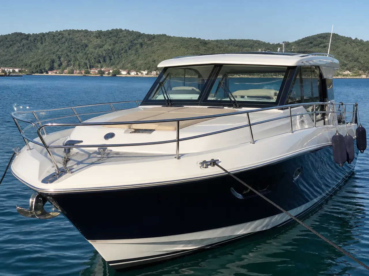 Custom 10m Motoryat — ön