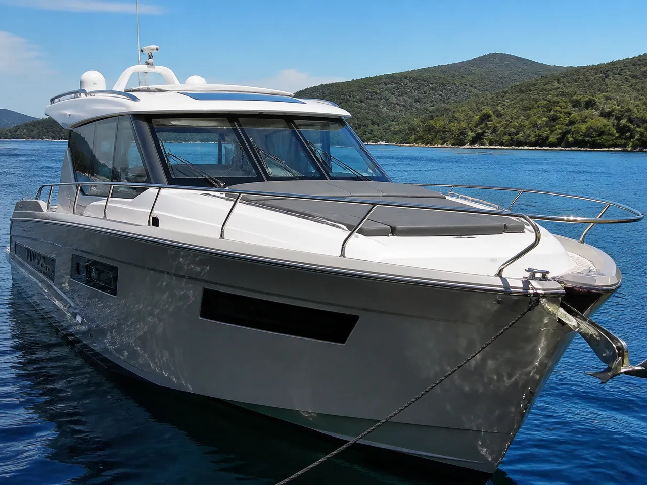 Custom 11m Motoryat — ön