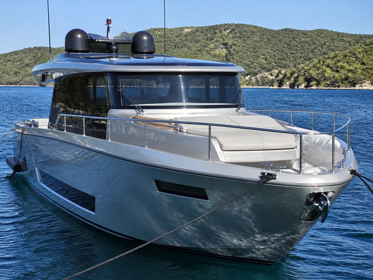Custom 12,5m Motoryat — الأمام