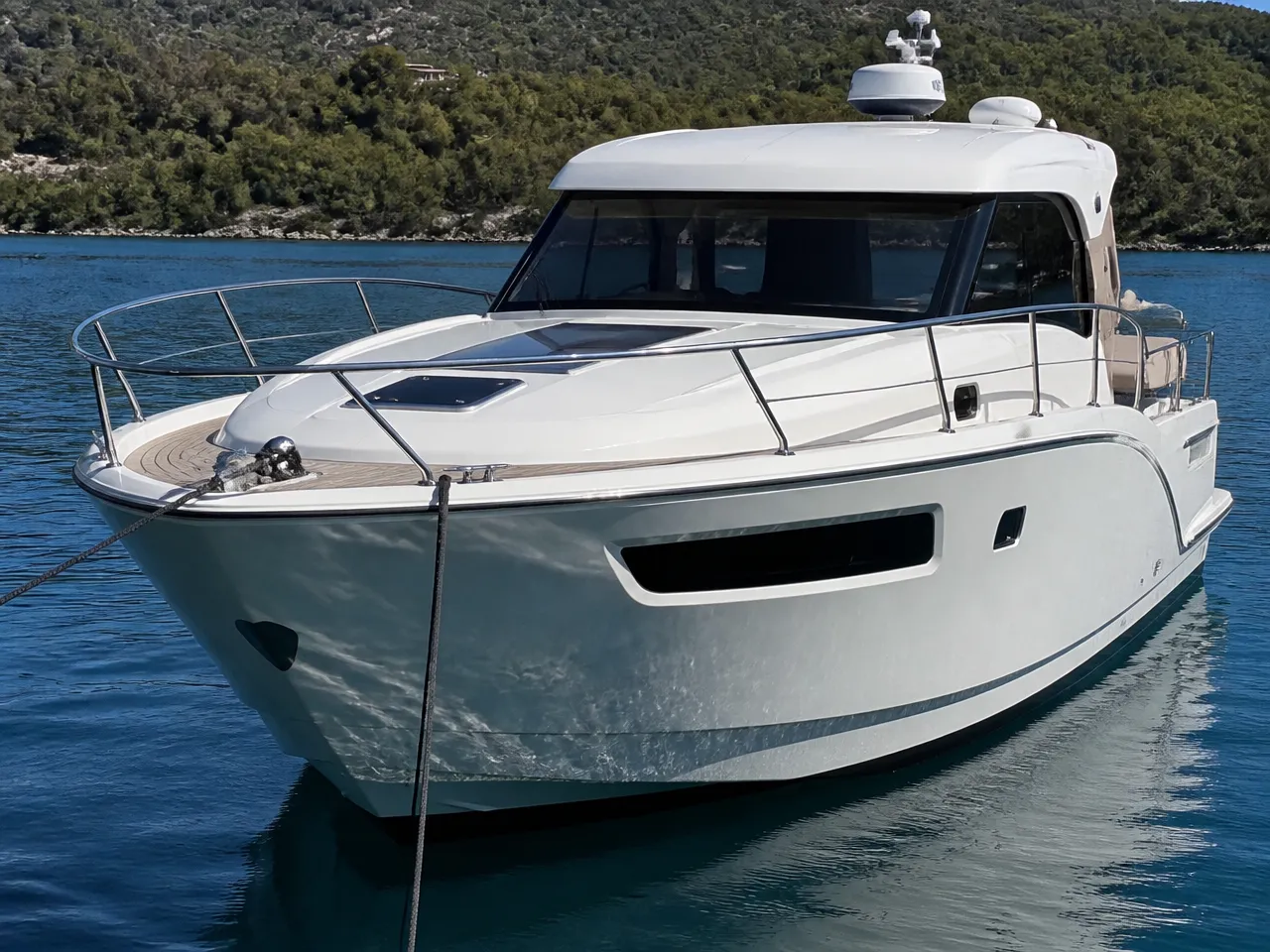 Custom 12m Motoryat — ön