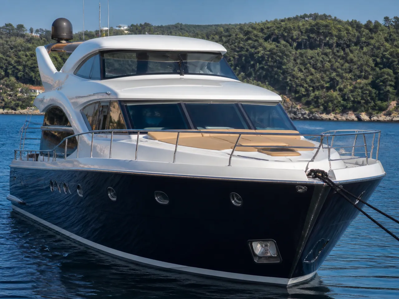 Custom 14m Motoryat — ön