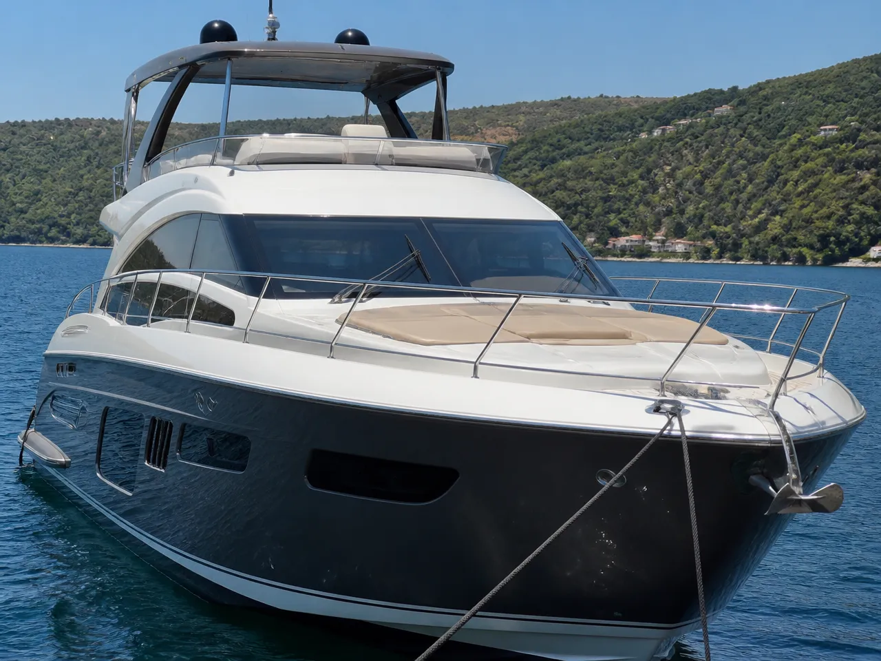 Custom 15m Motoryat — ön