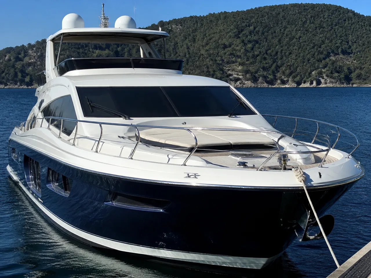 Custom 18m Motoryat — ön
