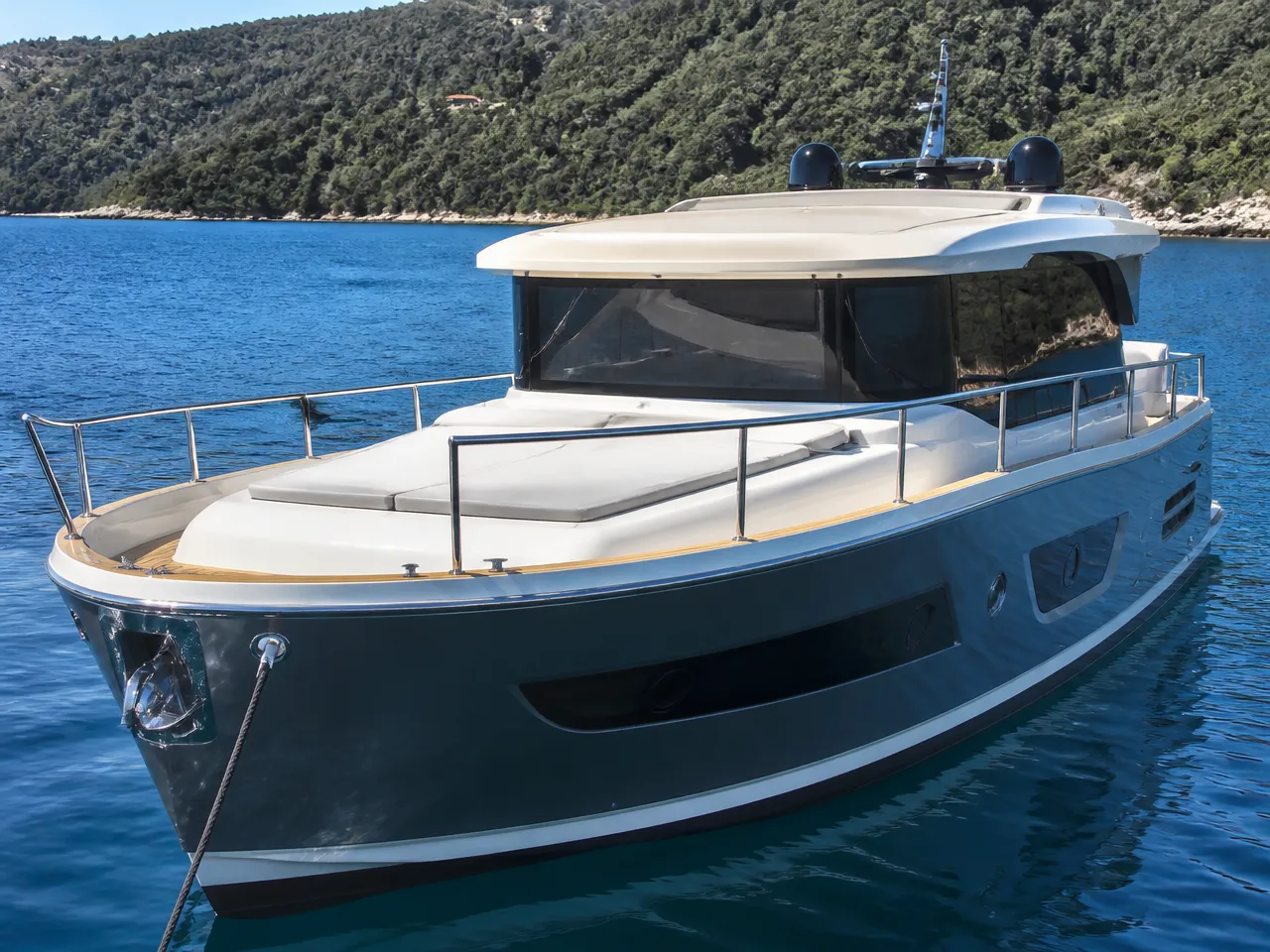 Custom 20m Motoryat — ön