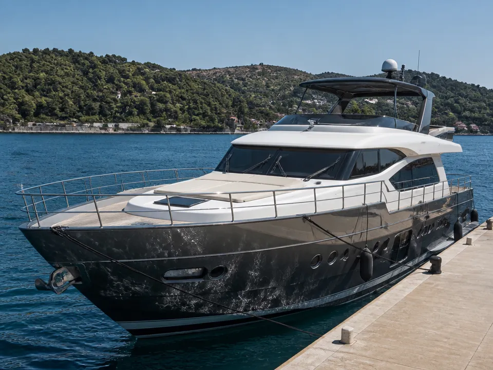 Custom 21m yacht