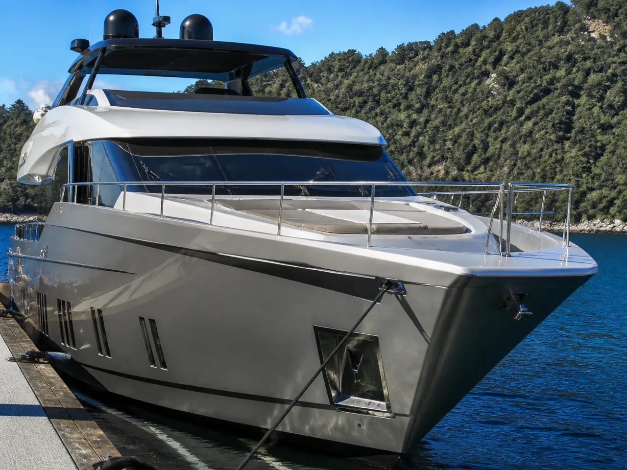 Custom 21m yacht — الأمام