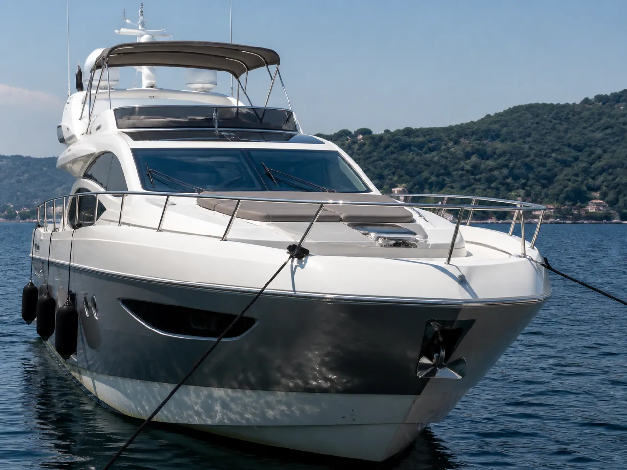 Custom 22m Motoryat — ön