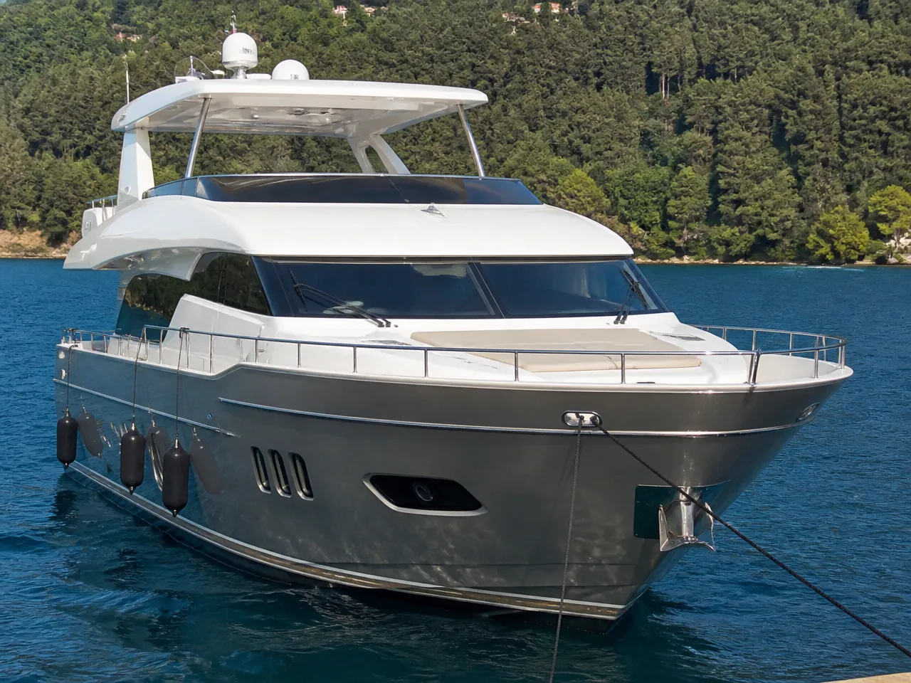 Custom 23m Motoryat — ön