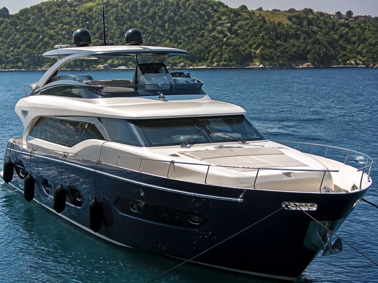 Custom 24m Motoryat — الأمام