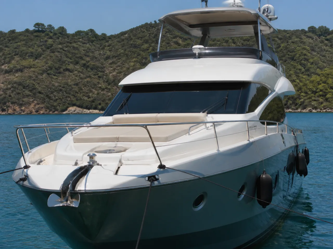 Custom 25m Motoryat — ön