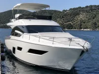 Ferretti Yachts 530 Fly — front