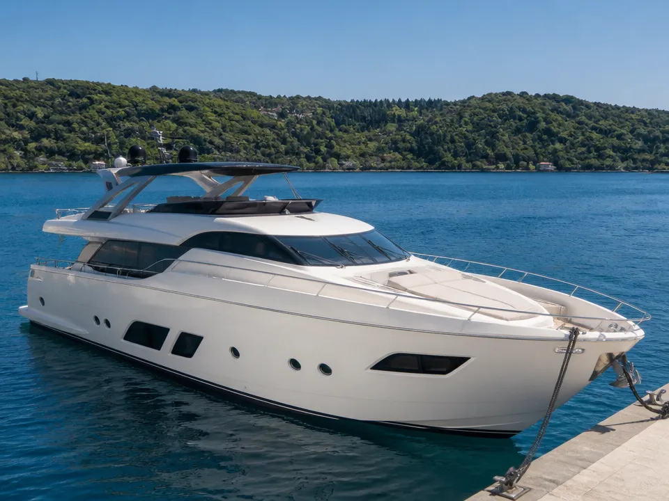 Ferretti Yachts 870