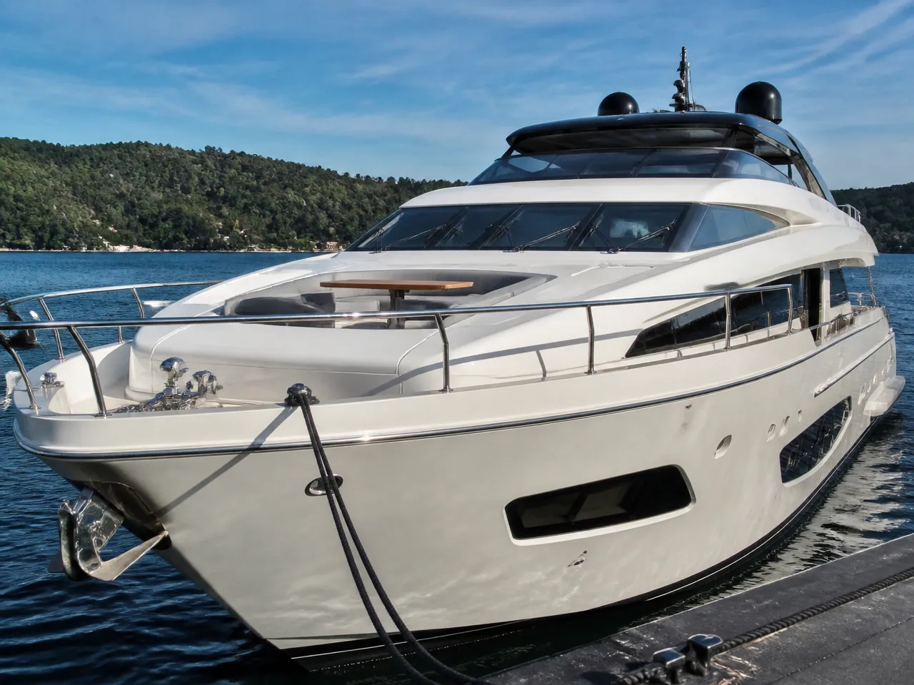 Ferretti Yachts 870 — спереди