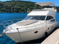 Princess 48 Flybridge — спереди