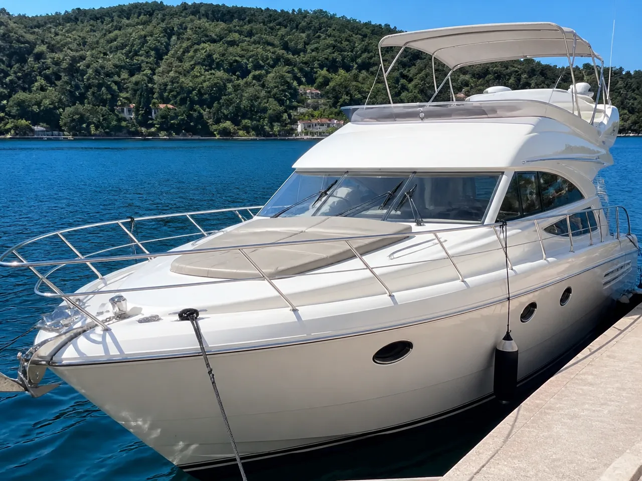 Princess 48 Flybridge — الأمام