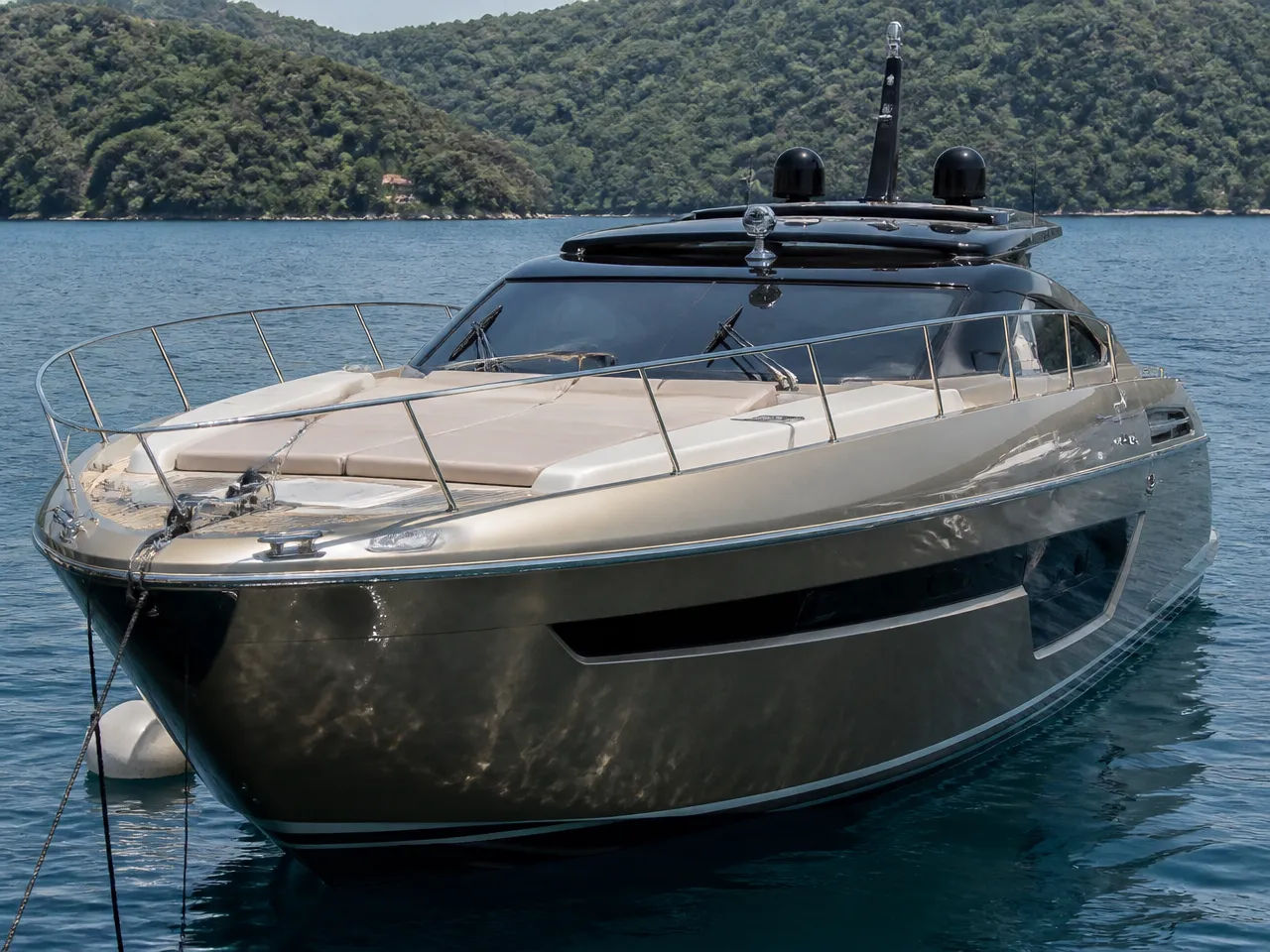 Riva 14m Motoryat — front