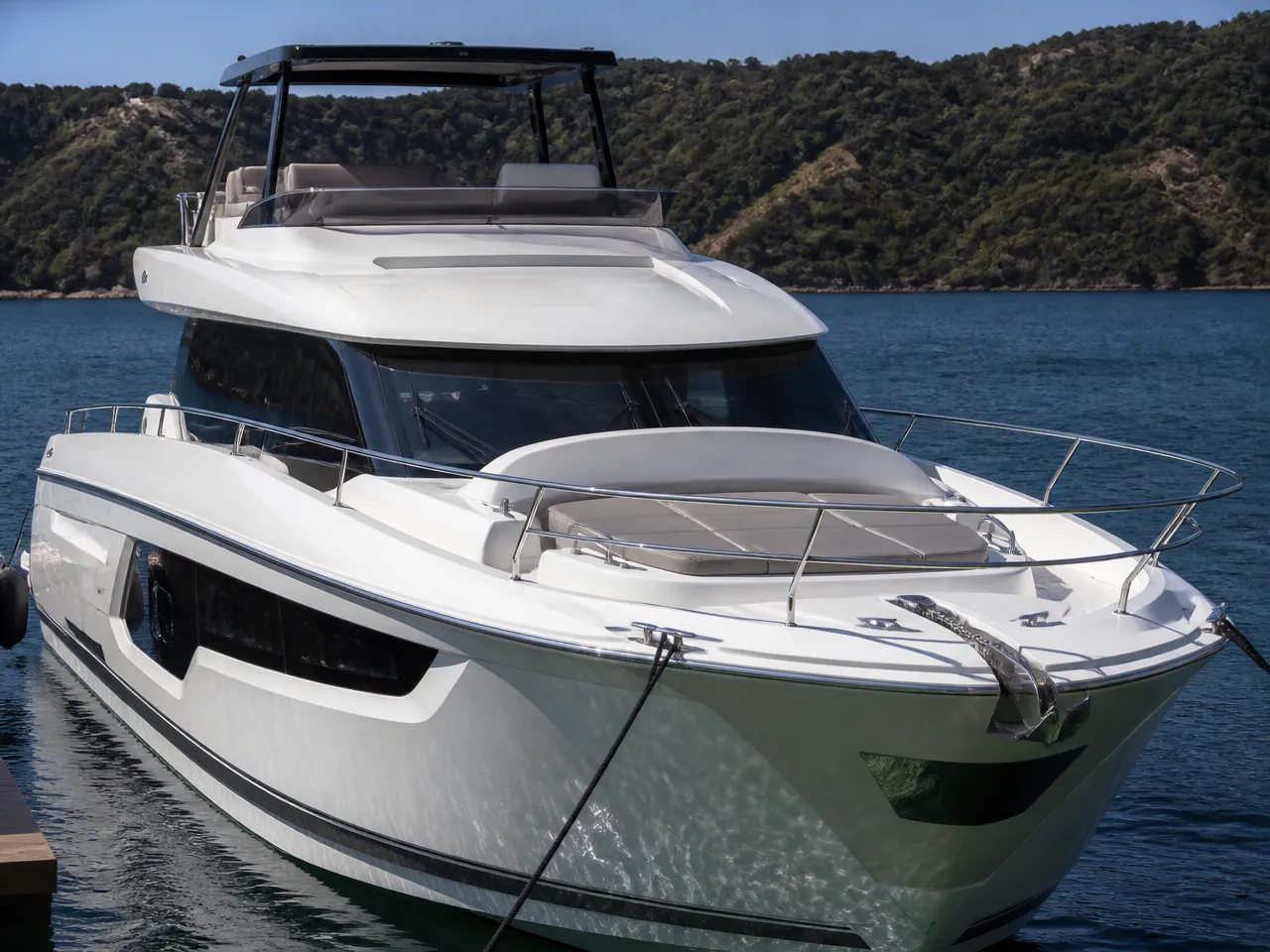 SU Yachts SU Prestige — front