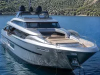 SU Yachts SU — الأمام