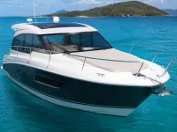 Jeanneau Power Boat 39 ft — vorn