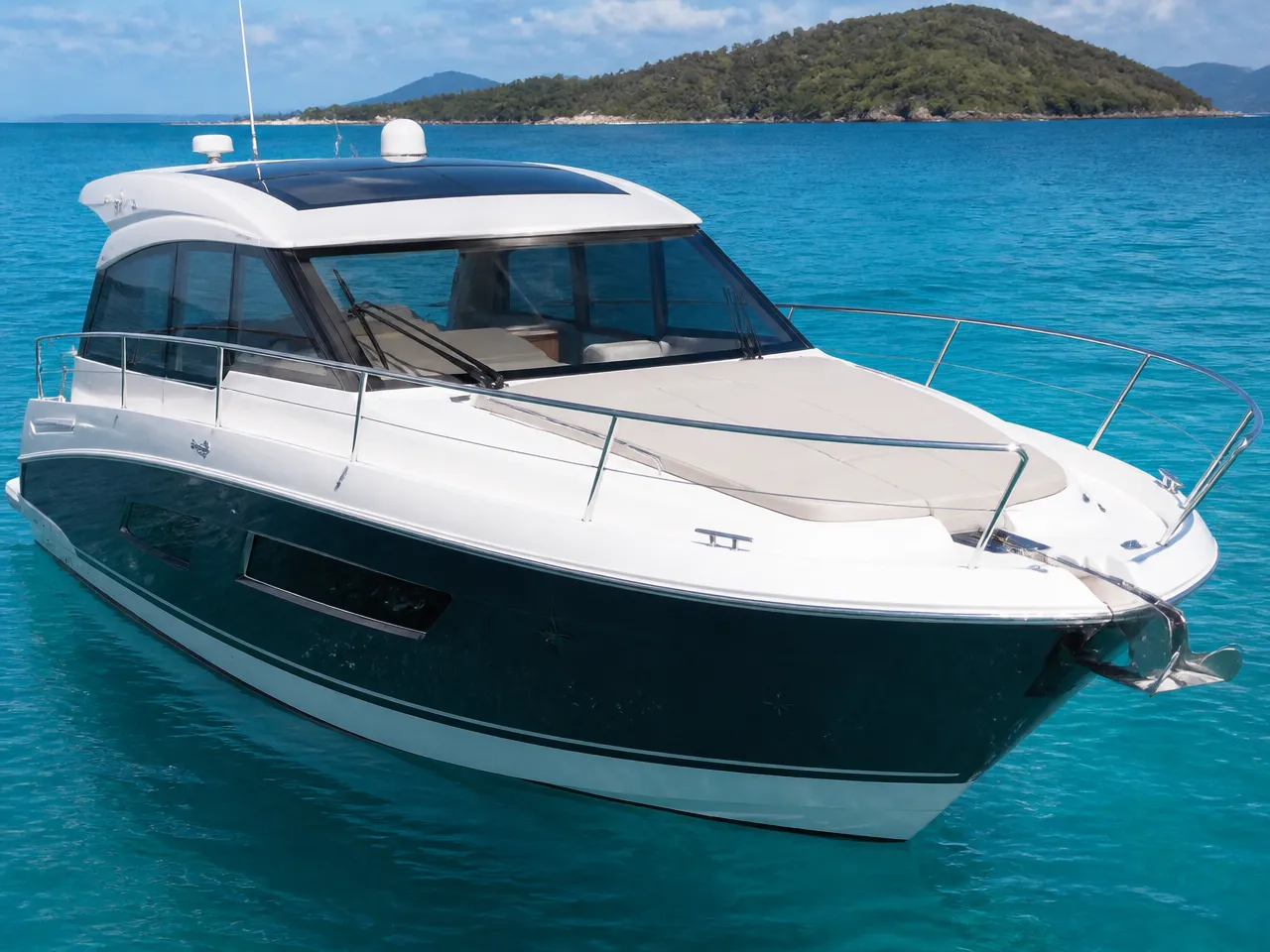 Jeanneau Power Boat 39 ft — vorn