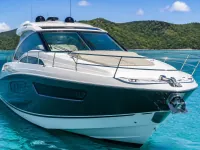 Sport Cruiser Power Boat 42 ft — 正面