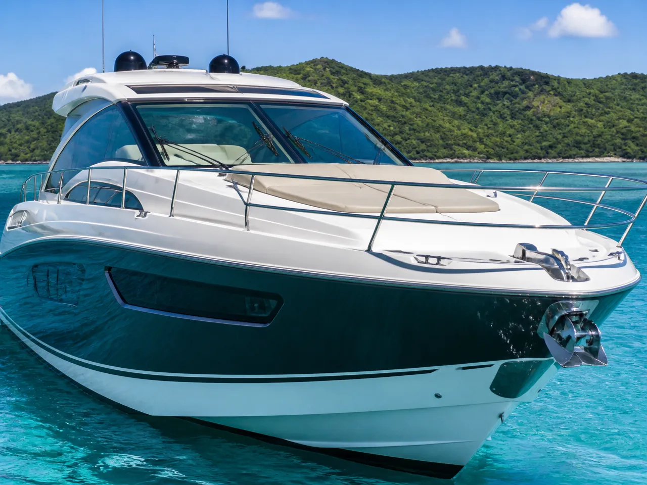Sport Cruiser Power Boat 42 ft — 正面