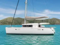 Lagoon 450 — side