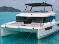 Power Catamaran Samui — vorn